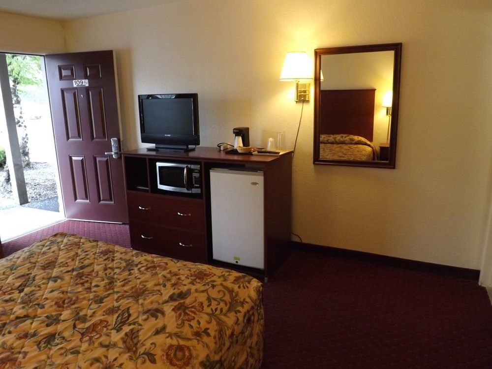 Interstate 8 Motel Lakeview Room photo