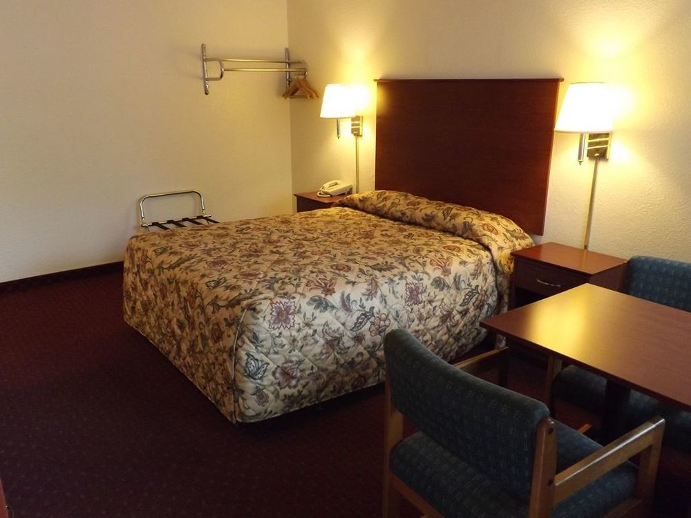 Interstate 8 Motel Lakeview Room photo